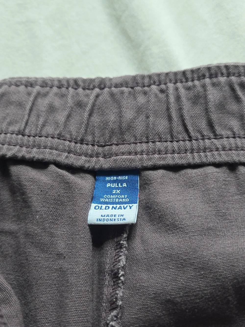 Old Navy Women's Cargo Pants in Dusty Mauve - Picture 2 of 2